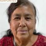 Fotografia de señora con blusa roja en la esquina se logra ver una parte del anterior logotipo