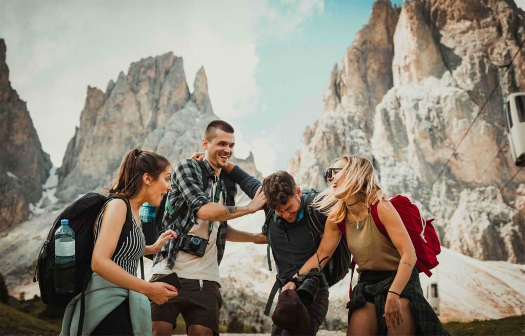 Grupo de amigos en barrancas riendo y disfrutando de viajar