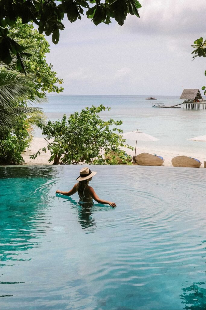 Mujer en un cenote a lado de la playa en Yucatán