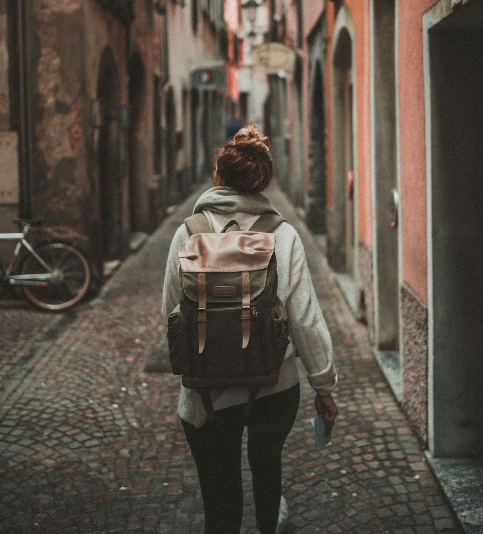 Persona en solitario caminando por calles